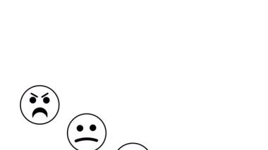 Puanlama ölçeği, duygu simgeleri animasyonu. Beyaz arka planda beş siyah dış cephede beliriyor. Asgari geri bildirim ve grafik simgelerini gözden geçir