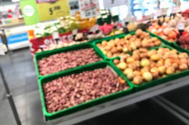 Modern pazarda sebzeler bulanık