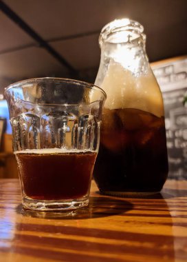 Bir fincan buzlu ve kahveli sıcak içecek.