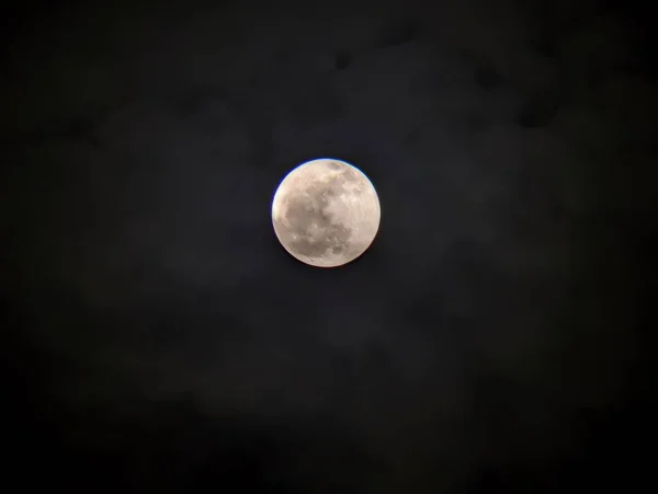Karanlık gökyüzünde ay.