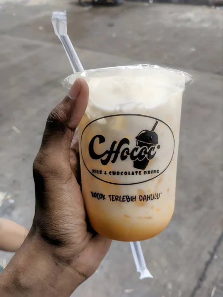 Bir bardak suyla bir fincan kahvenin yakın çekimi.