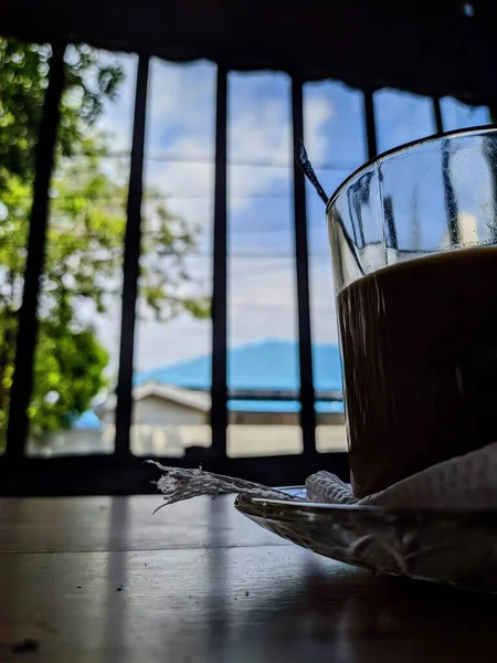 Ahşap arka planda bir fincan kahve.