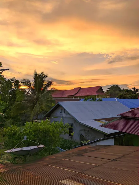 Denizin üzerinde güzel bir gün batımı