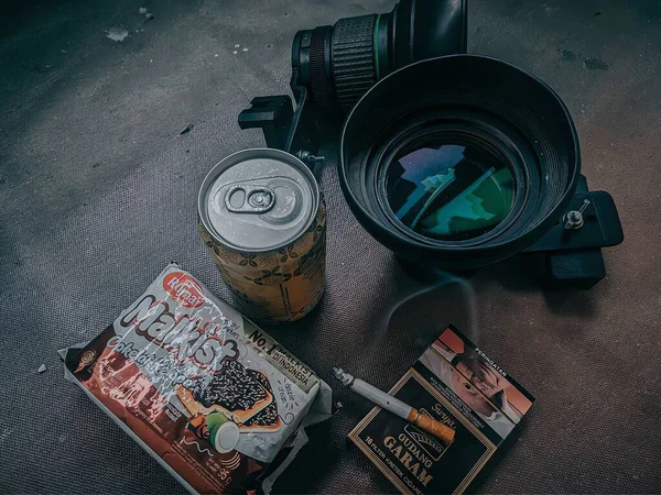 Bir bardak çay, bir bardak içki ve bir fincan kahve.