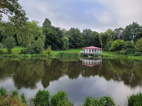 Deniz kenarında bir ev.