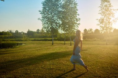 bir alanda yürüyen bir kadın