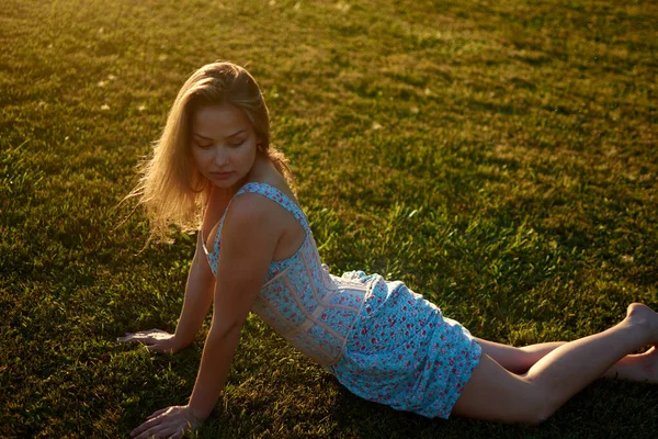 bir kadın çim üzerinde yalan