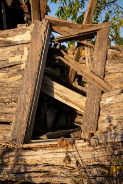 Sabah güneşinde terk edilmiş bir Ozark kulübesinin penceresi..