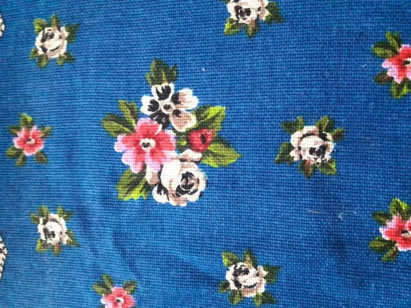 Hawaii bitkileri ve çiçekleri olan egzotik tropikal vrctor arka planı. Canavarlar, sabal palmiye yaprakları ve guzmanya çiçekleriyle kusursuz tropikal desenler..