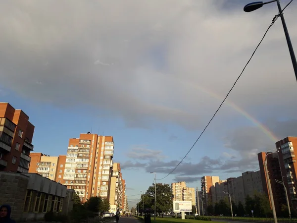 Renkli gökkuşağı penceresinden bir yağmur sonra şehrin üzerinde göster