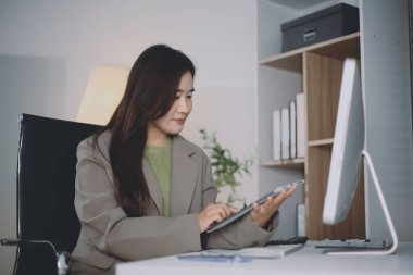 Ofiste duran genç İspanyol profesyonel iş kadınının portresi. Mutlu kadın şirket yöneticisi, gülümseyen iş kadını şirket yöneticisi tablet kullanarak kameraya bakıyor.