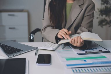 Ofiste duran genç İspanyol profesyonel iş kadınının portresi. Mutlu kadın şirket yöneticisi, gülümseyen iş kadını şirket yöneticisi tablet kullanarak kameraya bakıyor.