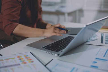 Ofiste duran genç İspanyol profesyonel iş kadınının portresi. Mutlu kadın şirket yöneticisi, gülümseyen iş kadını şirket yöneticisi tablet kullanarak kameraya bakıyor.