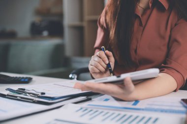 Ofiste duran genç İspanyol profesyonel iş kadınının portresi. Mutlu kadın şirket yöneticisi, gülümseyen iş kadını şirket yöneticisi tablet kullanarak kameraya bakıyor.