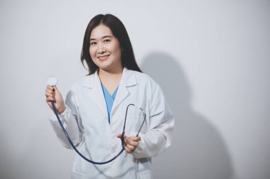 Elinde steteskop tutan genç bir erkek doktor.