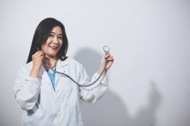 Elinde steteskop tutan genç bir erkek doktor.