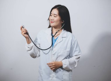 Elinde steteskop tutan genç bir erkek doktor.