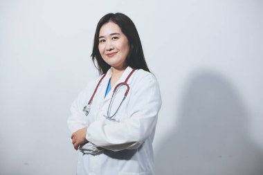 Elinde steteskop tutan genç bir erkek doktor.