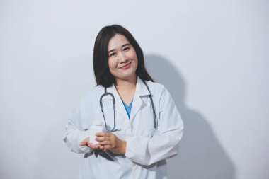 Tedavi için ilaç ya da ilaç tutan doktor ya da eczacı. Şişede antibiyotik hap var..