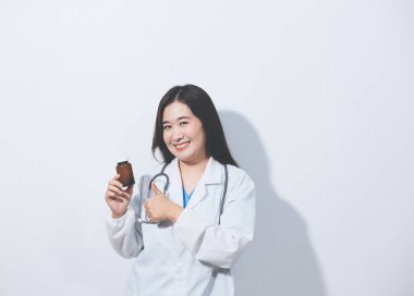 Tedavi için ilaç ya da ilaç tutan doktor ya da eczacı. Şişede antibiyotik hap var..