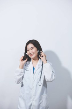 Tedavi için ilaç ya da ilaç tutan doktor ya da eczacı. Şişede antibiyotik hap var..