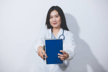 Kadın doktor portresi, elinde dosya var.