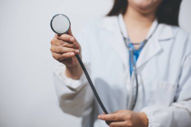 Elinde steteskop tutan genç bir erkek doktor.