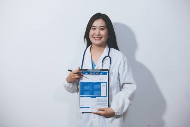 Kadın doktor portresi, elinde dosya var.