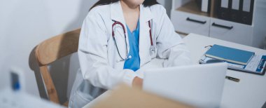 Hastanede çalışan resepsiyonist hastaları kaydediyor.