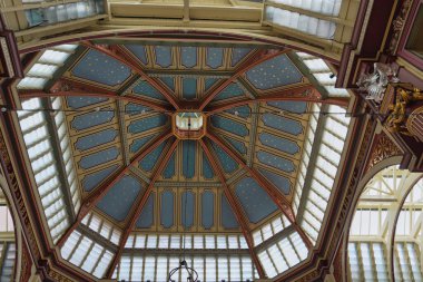 A stunning sunset paints the sky with vibrant colors as it sets over the mountain peaks. The tranquil scene captures the beauty of nature during a calm evening.