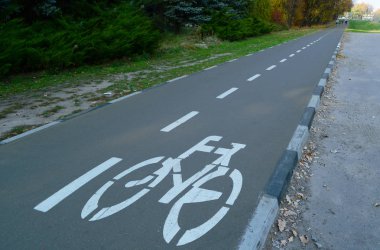 Bisiklet park bisiklet yolu oturum.