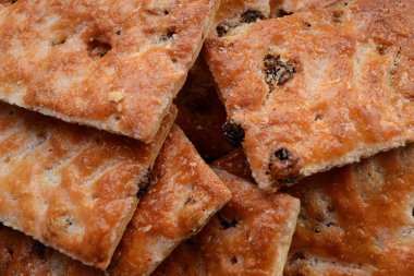 Lezzetli kahverengi puf böreği witn kuru üzüm arka plan. Şeker ile düz tanımlama yakın çekim