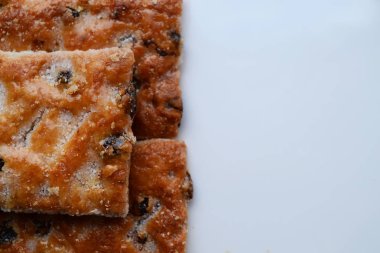 Lezzetli kahverengi puf böreği witn kuru üzüm arka plan. Şeker ile düz tanımlama yakın çekim