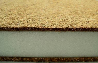 Yatak organik Hindistan cevizi fiber. Rendelenmiş hindistan cevizi kabuğu minder üretimi için. Hindistan cevizi fabrikada bastırdı. Arka plan lif.