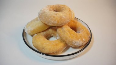 Bir tabak taze jöleli çörek, açık kahverengi, düzgün sıralanmış. Tatlı ikram, lezzetli pasta..