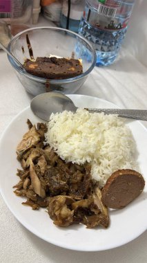 Bir tabak etli pilav ve yanında tatlı. Basit bir ev yemeği..