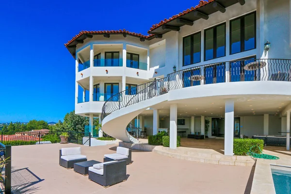 Büyük, lüks bir Akdeniz tarzı ev kıvrımlı bir merdiveni, geniş bir avlusu ve havuzu var. Çarpıcı yamaç manzarası.