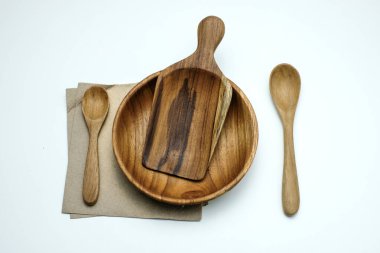 Kırsal bir çuval bezi yüzeyine yerleştirilmiş mezura ile sarılmış taze bir patates. Sağlıklı yeme alışkanlıklarını, gıda dengesini, diyeti, beslenmeyi, beslenmeyi, beslenmeyi, karbonhidrat farkındalığını ve ağırlık kontrolünü gösteren