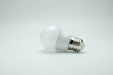 Temiz ve minimal arkaplana yerleştirilmiş modern beyaz bir LED ampul. Enerji verimliliği, teknoloji, yenilik, sürdürülebilirlik ve parlak fikirler için uygundur.