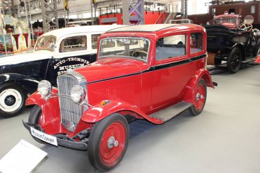 Eski ve eski bir araba.