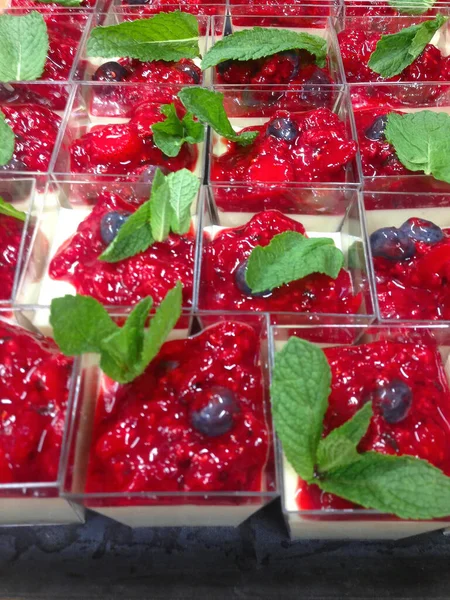 Tek kullanımlık kupalarda Panakota.