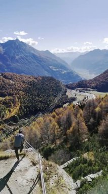 Alp Grm 'in İsviçre' deki Bernina Alpleri 'ndeki hava aracı görüntüsü. UNESCO Dünya Mirası Bernina hattındaki manzaralı tren istasyonu Lago Pal, Pal Glacier ve Val Poschiavo 'nun nefes kesici manzaralarını sunuyor. Popüler seyahat ve turizm 