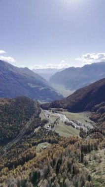 Alp Grm 'in İsviçre' deki Bernina Alpleri 'ndeki hava aracı görüntüsü. UNESCO Dünya Mirası Bernina hattındaki manzaralı tren istasyonu Lago Pal, Pal Glacier ve Val Poschiavo 'nun nefes kesici manzaralarını sunuyor. Popüler seyahat ve turizm 