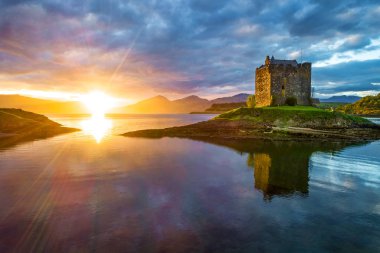 Gün batımında Castle stalker kalıntıları