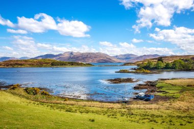 Isleornsay görünümü ile üzerinde Loch Hourn manzara.