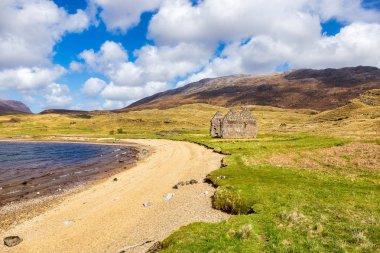 Loch Assynt Calda evde Ardvreck castle yakınındaki kalıntıları