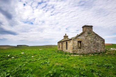 Yesnaby köyü yakınlarında bir ev kalıntıları
