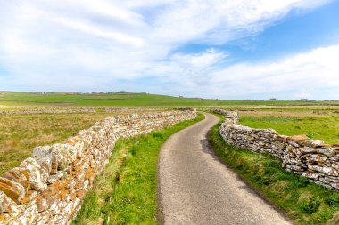 Stromness yakınındaki sahil yolu