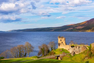Urquhart Castle adlı Loich Ness İskoç Dağlık