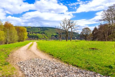 Rothes köyü yakınlarında Spey Nehri boyunca kum yol